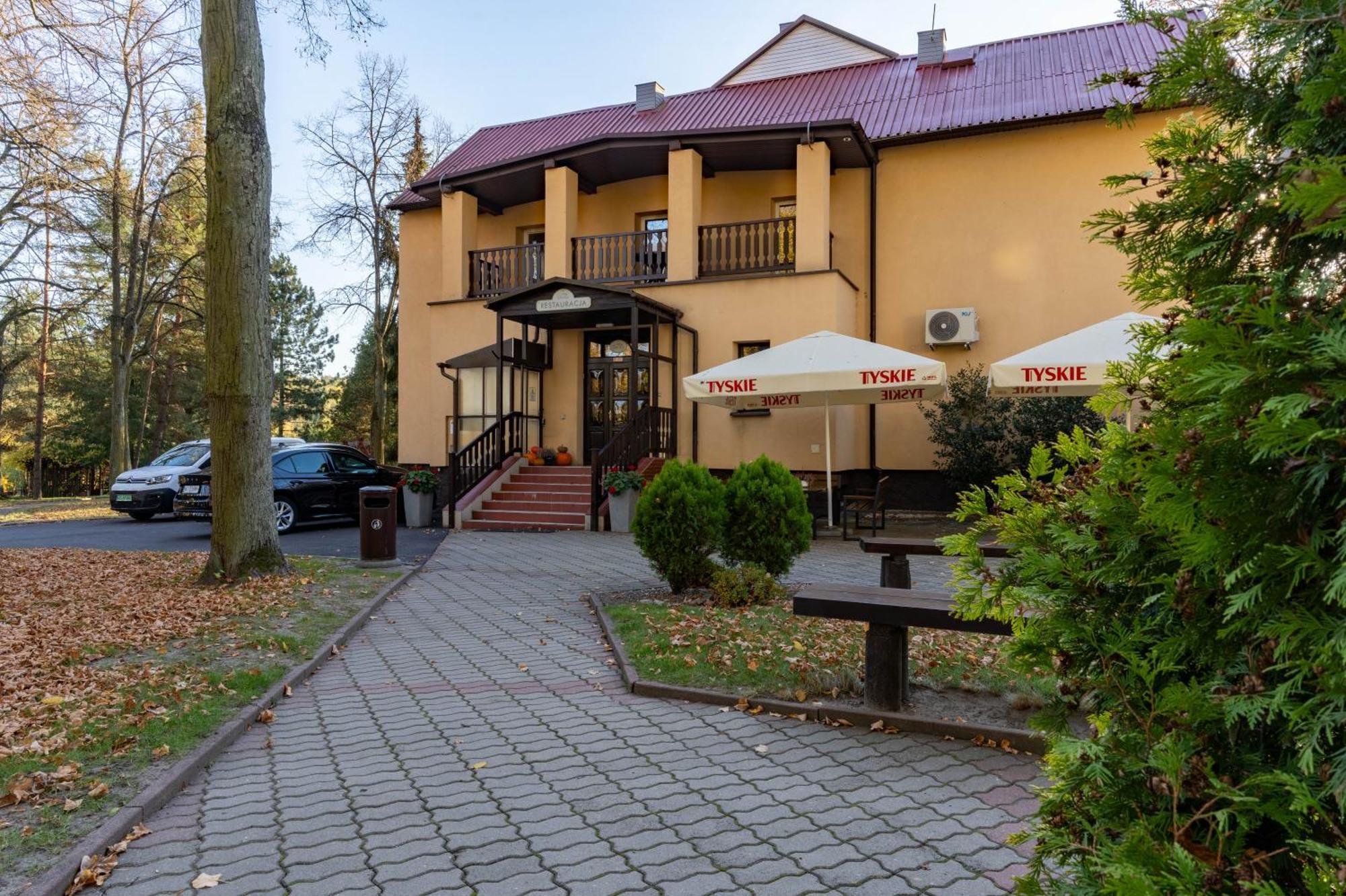 Hotel W Dobieszkowie สตรีกูฟ ภายนอก รูปภาพ