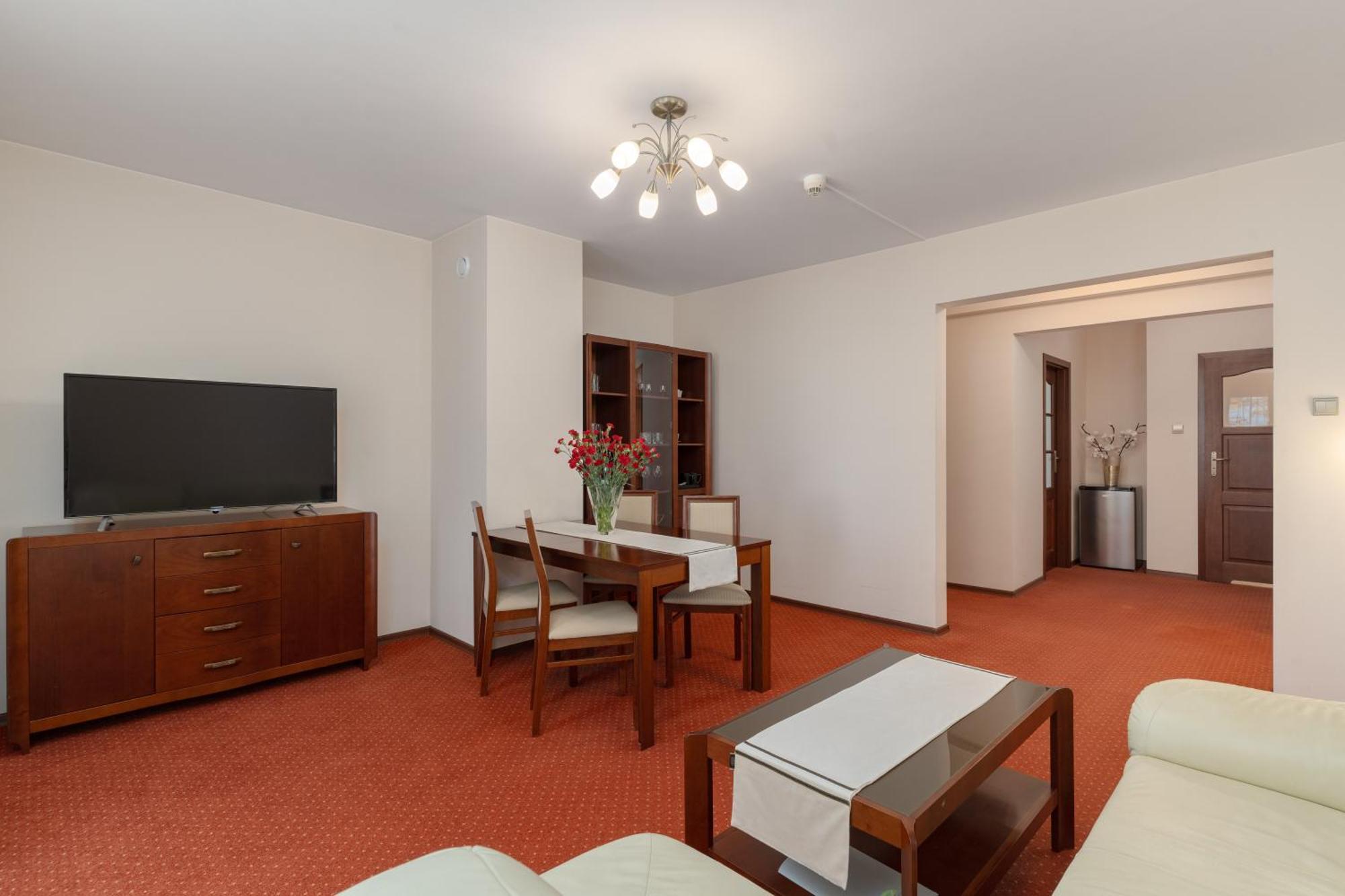 Hotel W Dobieszkowie สตรีกูฟ ภายนอก รูปภาพ