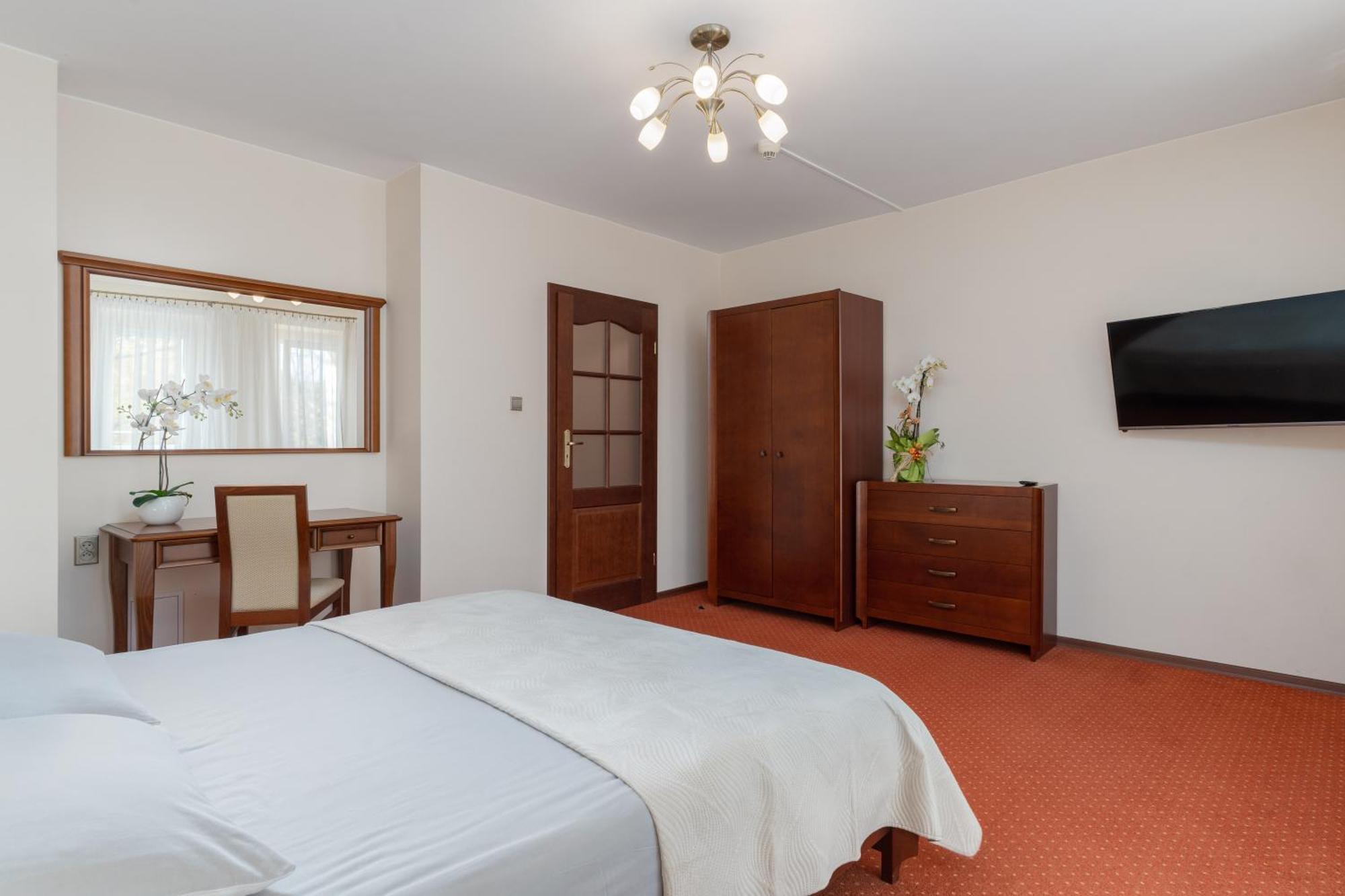 Hotel W Dobieszkowie สตรีกูฟ ภายนอก รูปภาพ