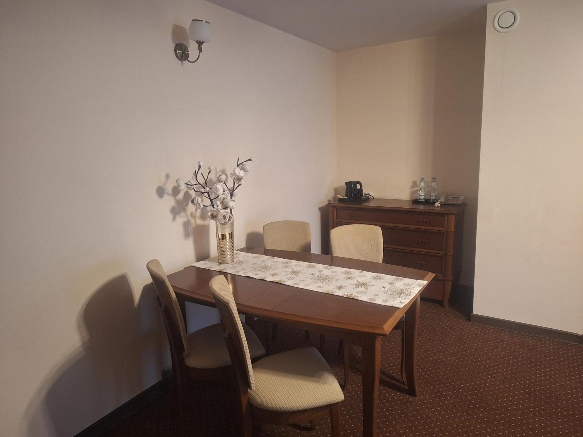 Hotel W Dobieszkowie สตรีกูฟ ภายนอก รูปภาพ