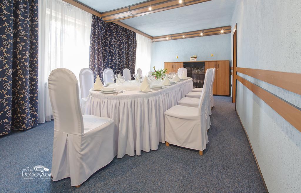 Hotel W Dobieszkowie สตรีกูฟ ภายนอก รูปภาพ