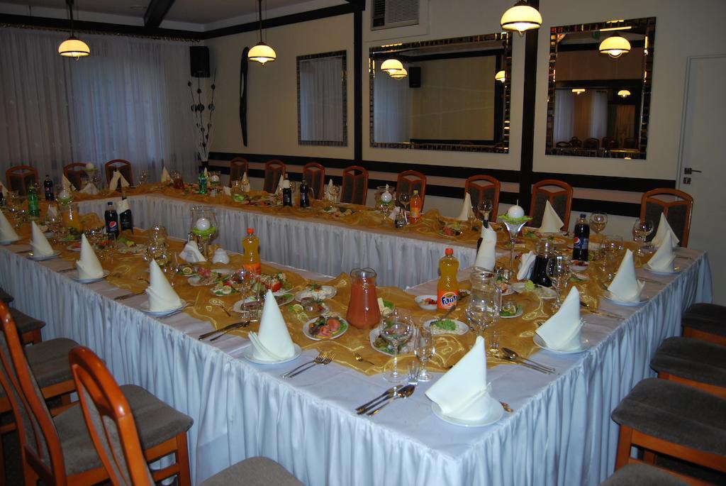 Hotel W Dobieszkowie สตรีกูฟ ภายนอก รูปภาพ